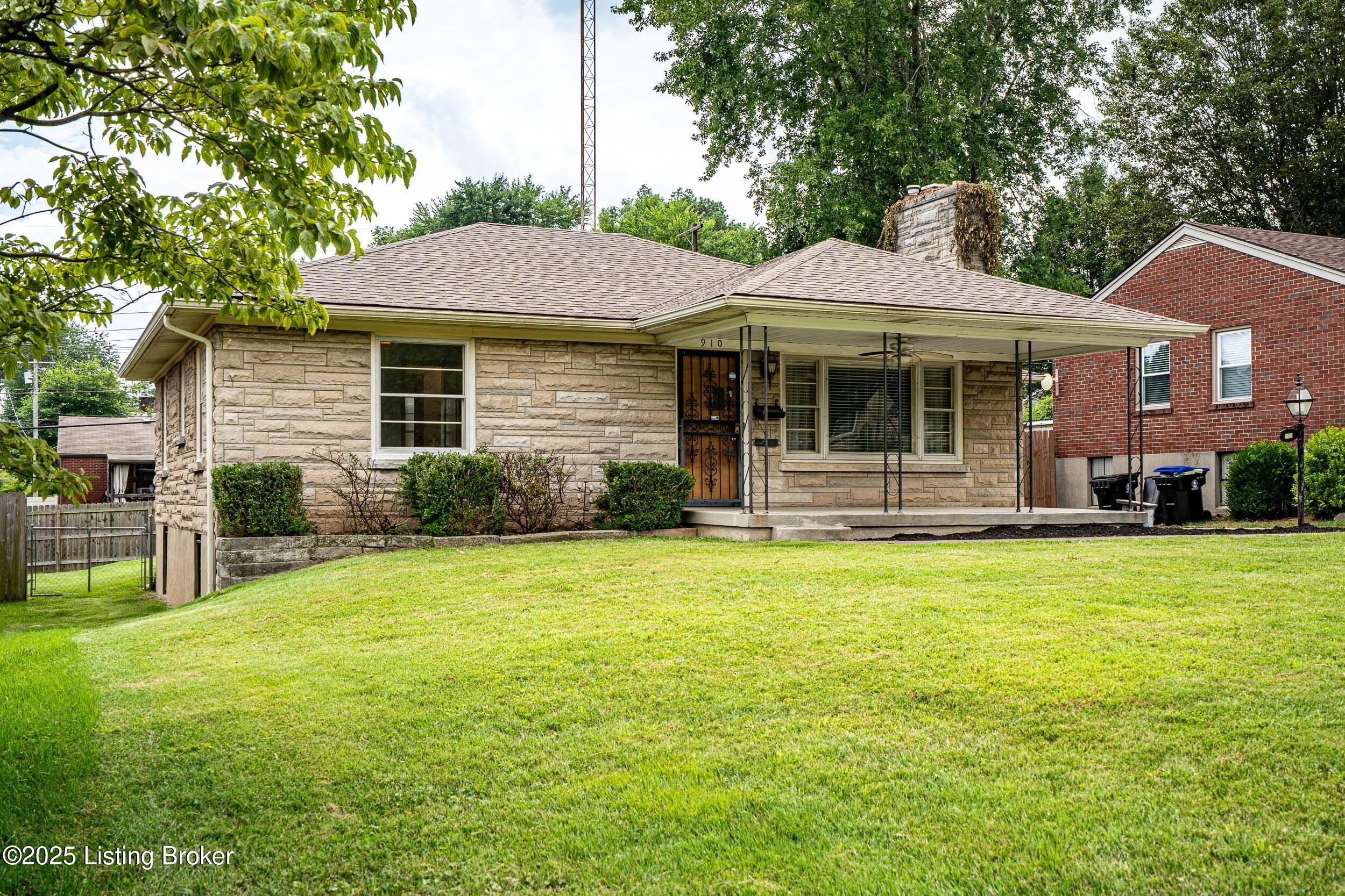 910 Southview Road Louisville, KY 40214 - Photo 2 of 23 910 Southview Rd-6