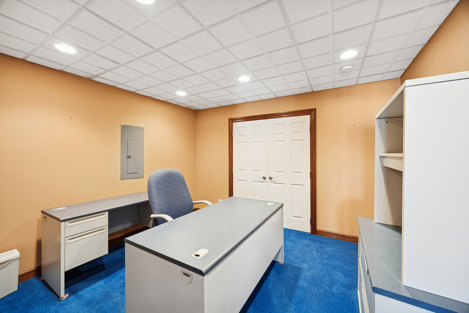 13773 Steeples Road Lemont, IL 60439 - Photo 27 of 30 a room with a table and wooden floors