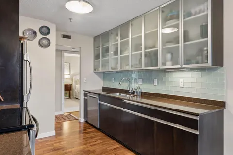 $395,000 | 48 Groveland Terrace, Unit 313, Minneapolis, MN 55403