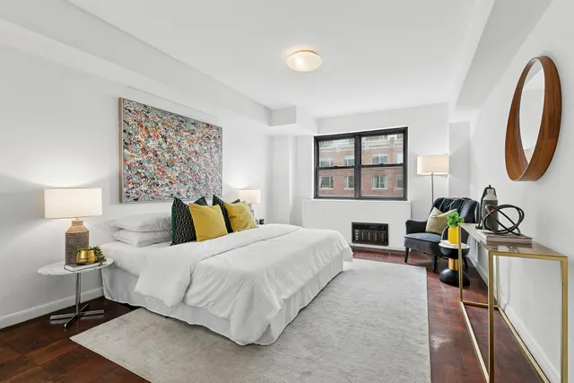 $1,195,000 | 305 East 72nd Street, Unit 15B | Lenox Hill