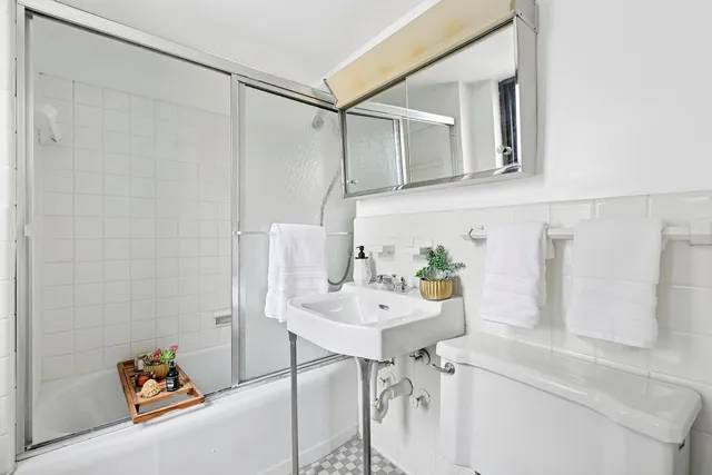 $1,195,000 | 305 East 72nd Street, Unit 15B | Lenox Hill