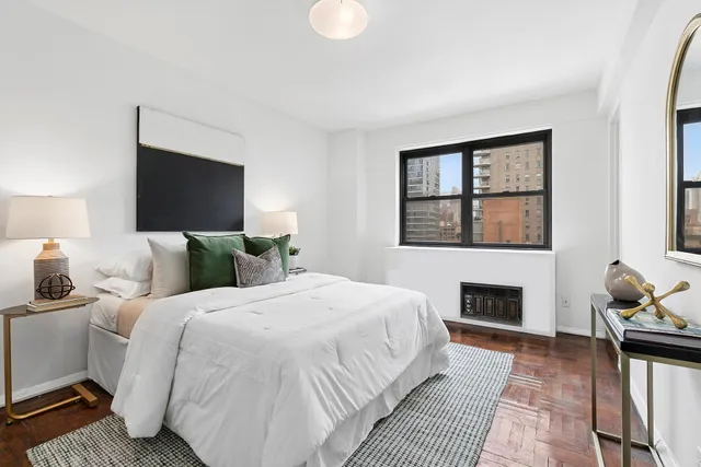 $1,195,000 | 305 East 72nd Street, Unit 15B | Lenox Hill