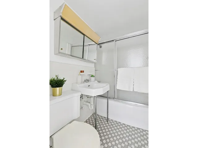 $1,195,000 | 305 East 72nd Street, Unit 15B | Lenox Hill