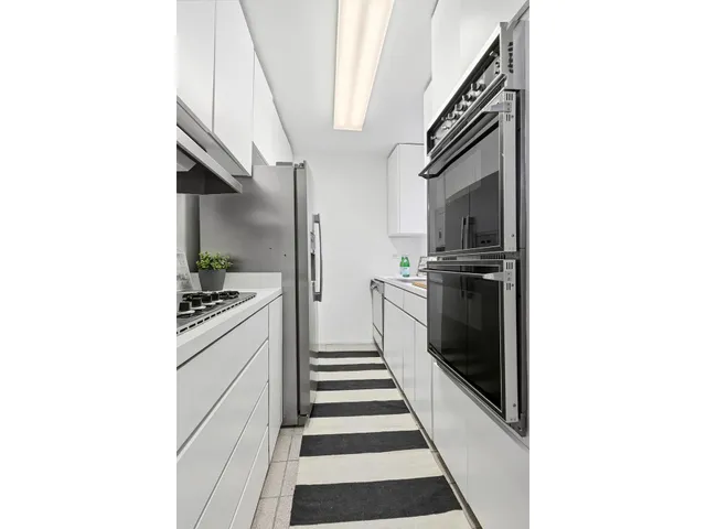 $1,195,000 | 305 East 72nd Street, Unit 15B | Lenox Hill