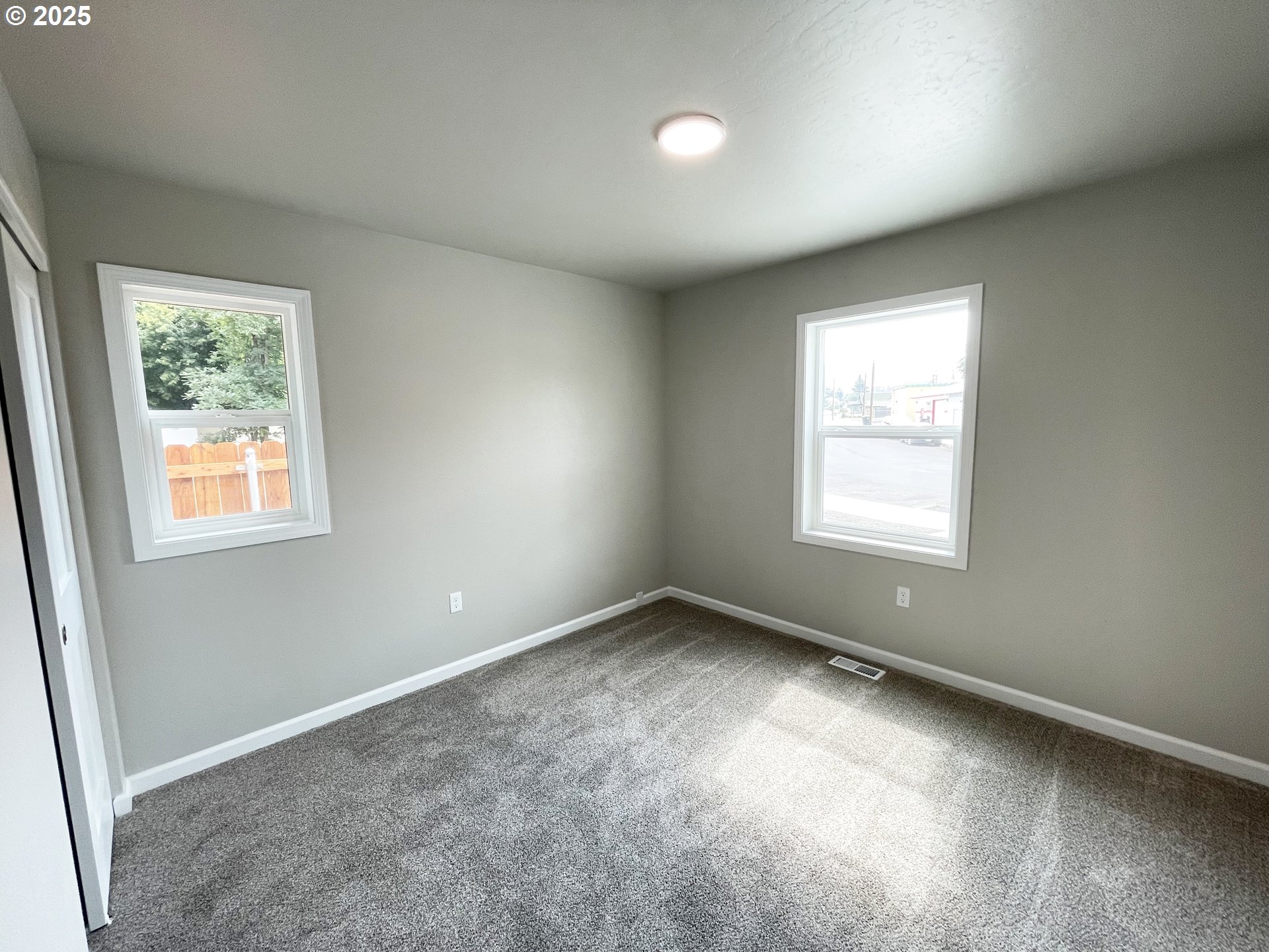 300 North Chase Street Heppner, OR 97836 - Photo 8 of 12 an empty room with a window