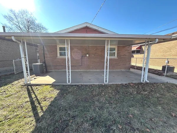 a view of a house with backyard