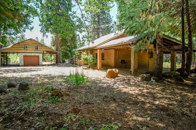 a view of porch and garage
