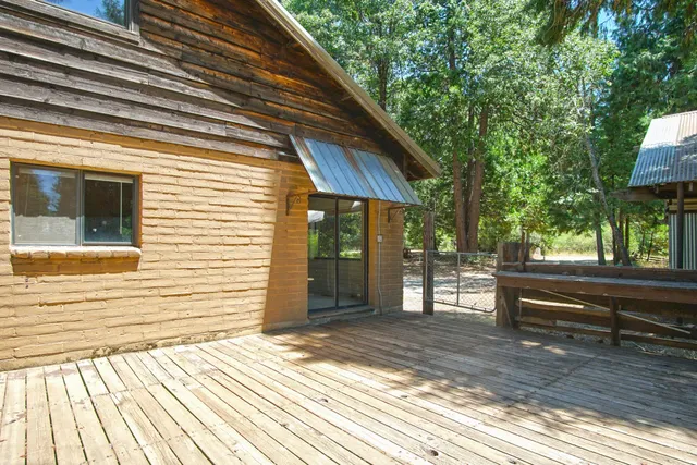 a view of entryway and hall