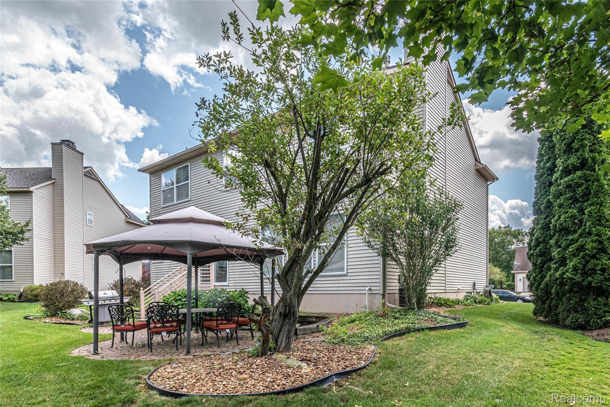 1795 Hawthorne Ridge Walled Lake, MI 48390 - Photo 25 of 27 010_49.jpg