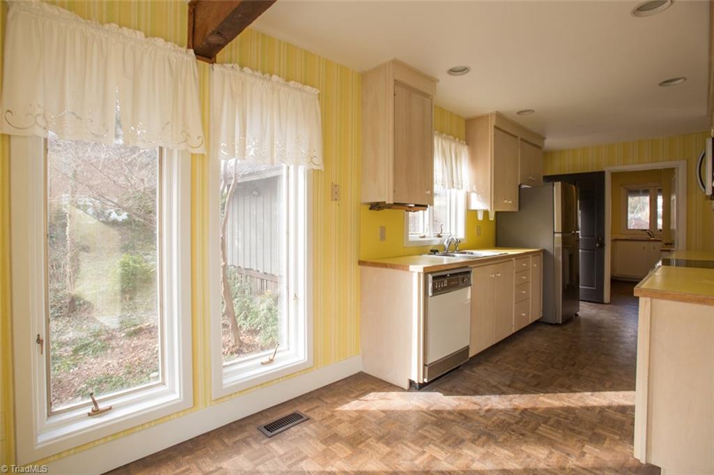 1034 Sweetbriar Road High Point, NC 27262 - Photo 9 of 29 Gallery Image 9