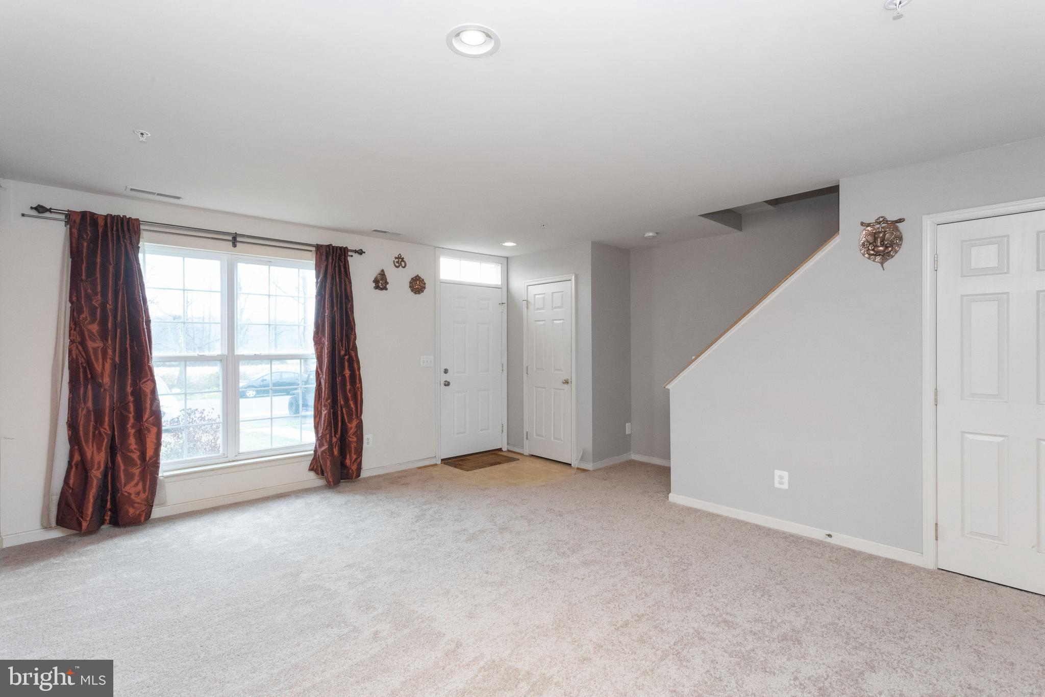 674 Luthardt Road Baltimore, MD 21220 - Photo 5 of 28 Living Room with great light