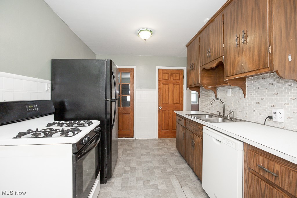 4815 Redfern Road Parma, OH 44134 - Photo 7 of 22 Kitchen with appliances