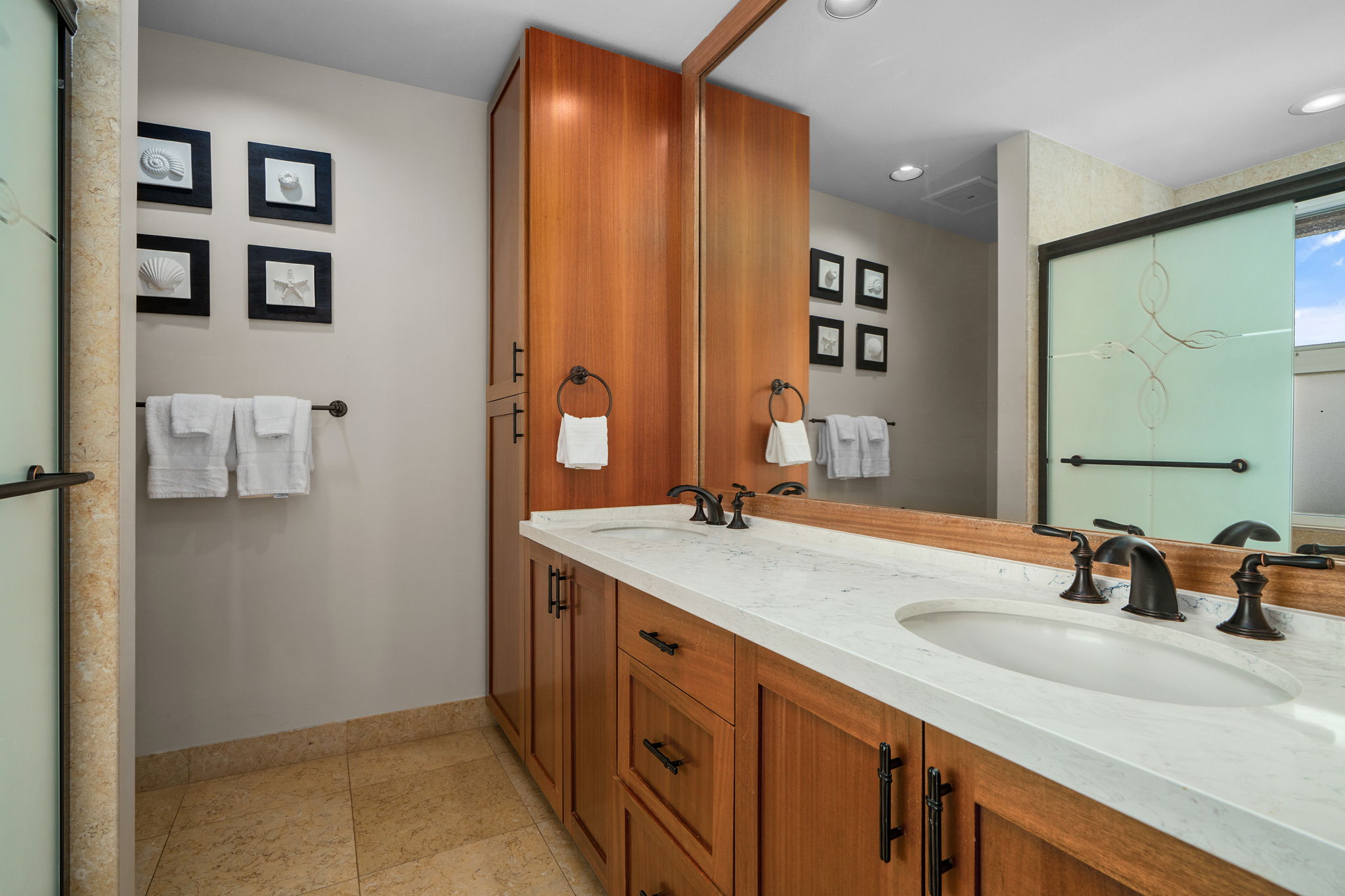 2640 Puuholo Road, Unit 231 Koloa, HI 96756 - Photo 5 of 30 a bathroom with a sink and a mirror