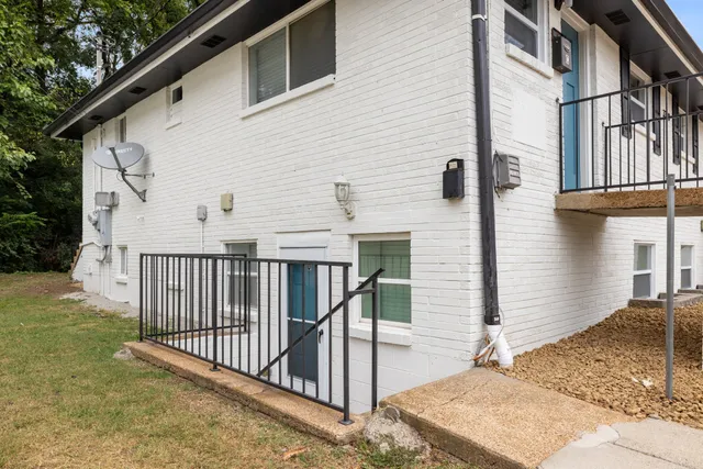 a view of a house with backyard and porch