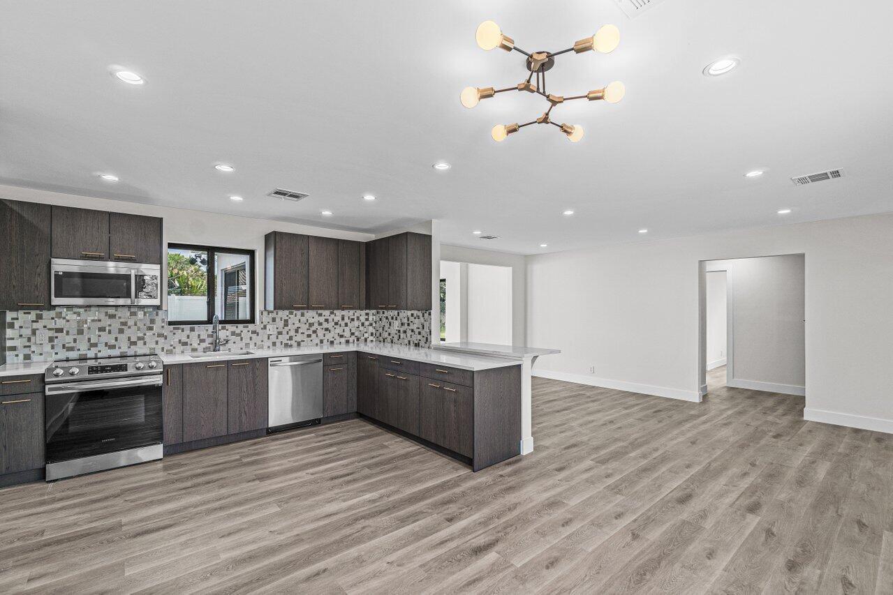 1027 Southwest 3rd Street Boca Raton, FL 33486 - Photo 11 of 32 011-1027Southwest3rdStreet-BocaRaton-FL-