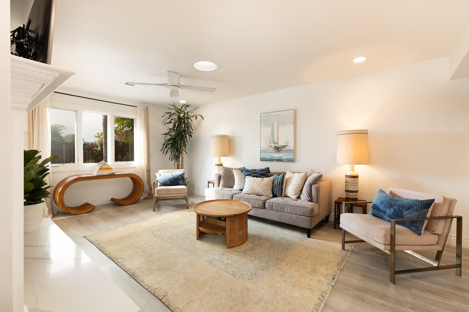 5402 Cameo Road Carpinteria, CA 93013 - Photo 4 of 28 a living room with furniture and a lamp