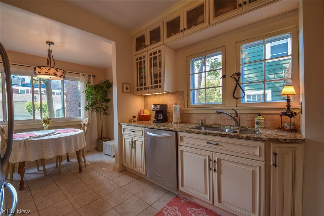 3006 Yorkshire Road Cleveland, OH 44118 - Photo 9 of 31 Gallery Image 9