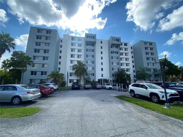 $1,975 | 9143 Southwest 77th Avenue, Unit B807, Miami, FL 33156