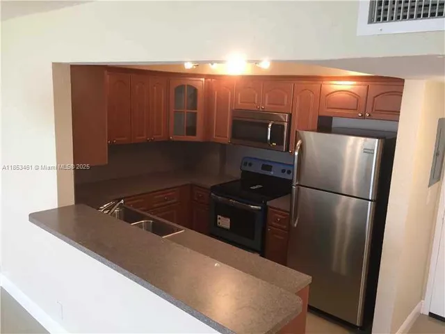 $1,975 | 9143 Southwest 77th Avenue, Unit B807, Miami, FL 33156