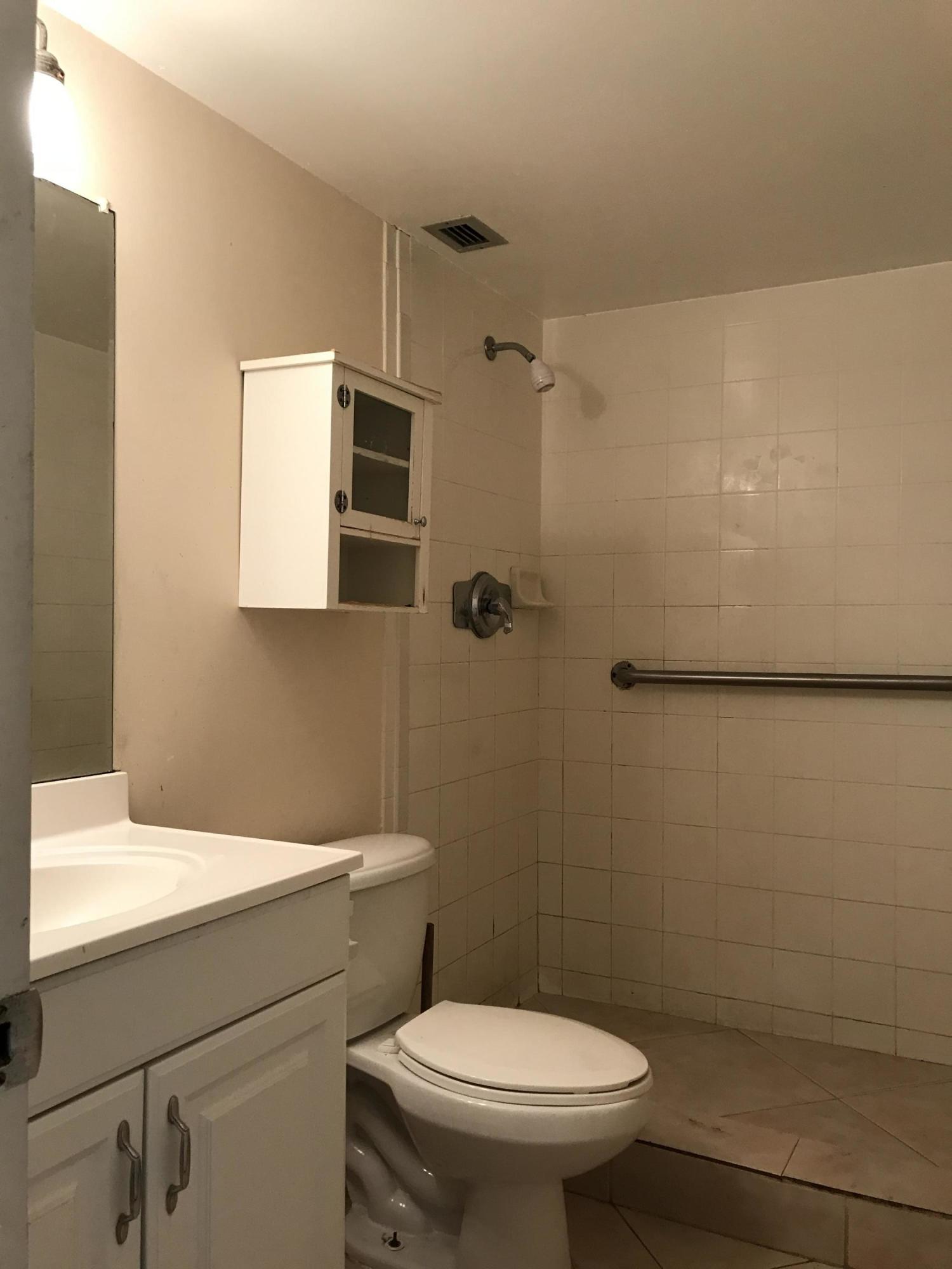 5500 Northwest 2nd Avenue, Unit 425 Boca Raton, FL 33487 - Photo 19 of 21 GUEST BATH