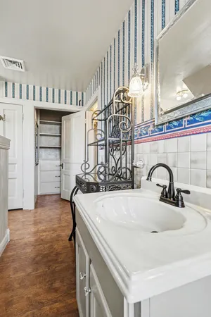 $295,000 | 706 Bloomfield Boulevard, Jackson, MI 49203