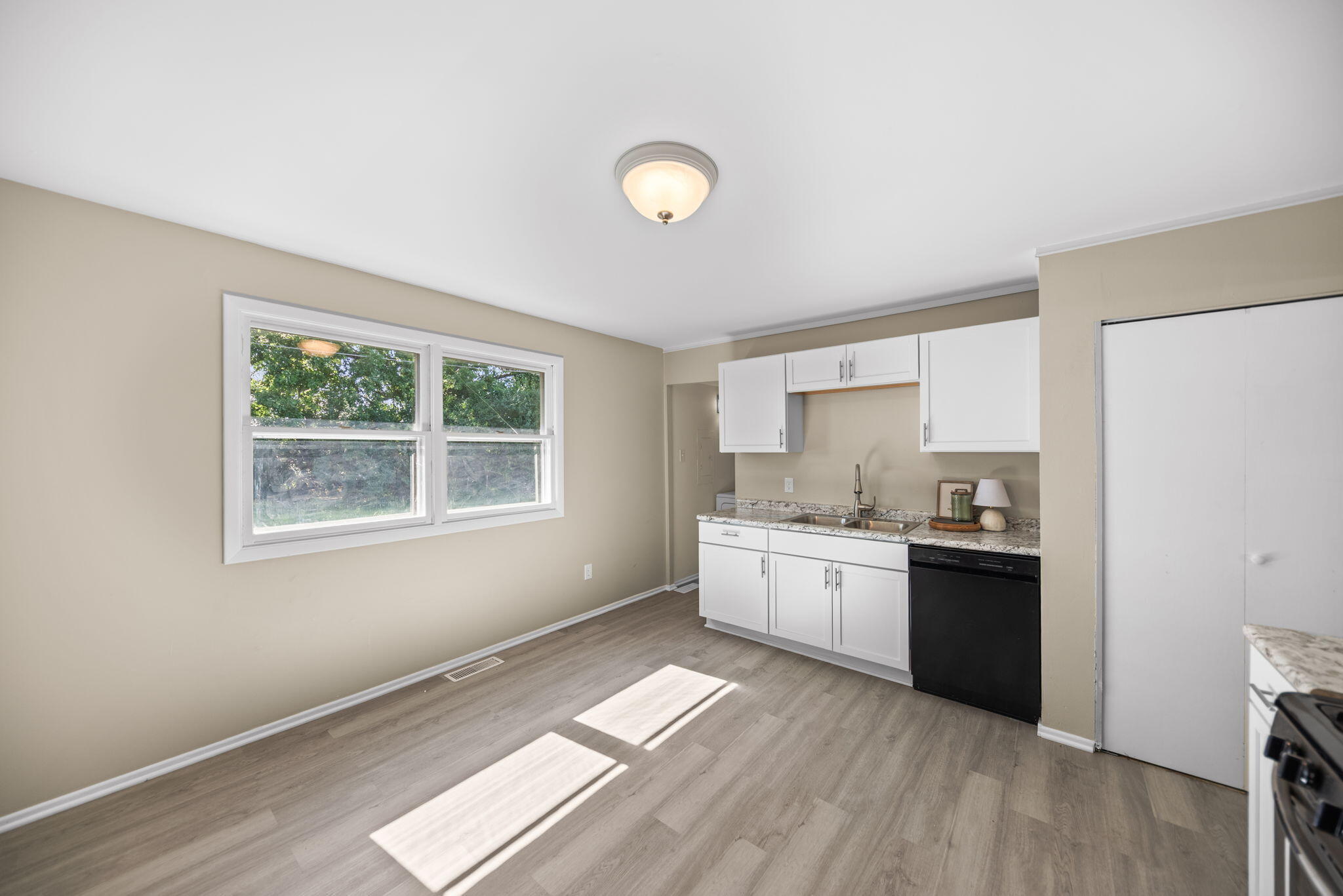 504 Robyn Road Valparaiso, IN 46385 - Photo 8 of 19 2048x1367