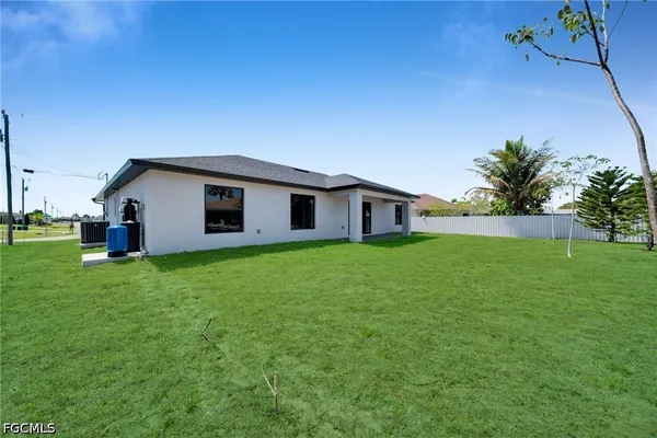a view of a house with backyard and garden
