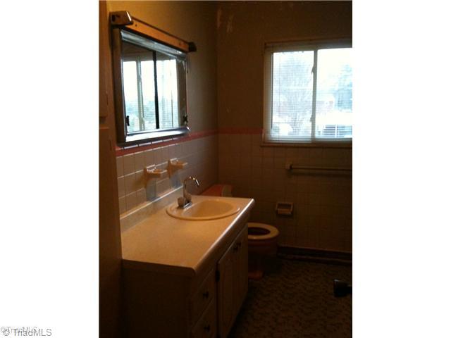 702 Rockspring Road High Point, NC 27262 - Photo 8 of 11 Other. hall bath
