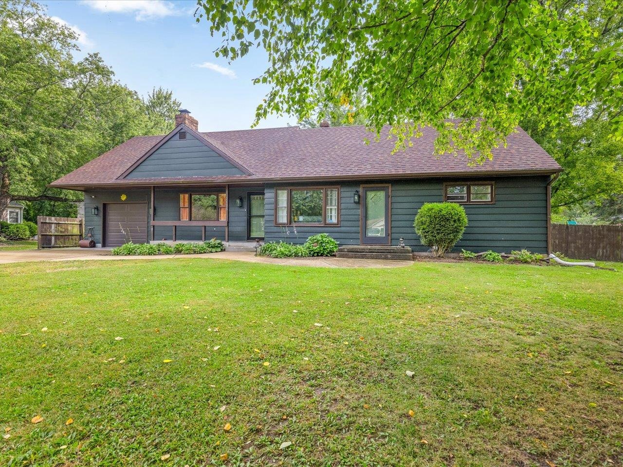 2136 East Ridge Road Beloit, WI 53511 - Photo 2 of 32