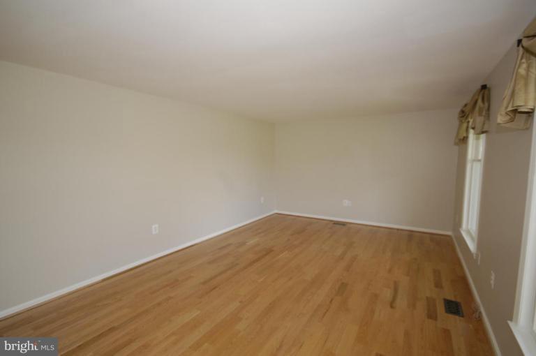 12908 Sagle Road Purcellville, VA 20132 - Photo 12 of 15 Living Room