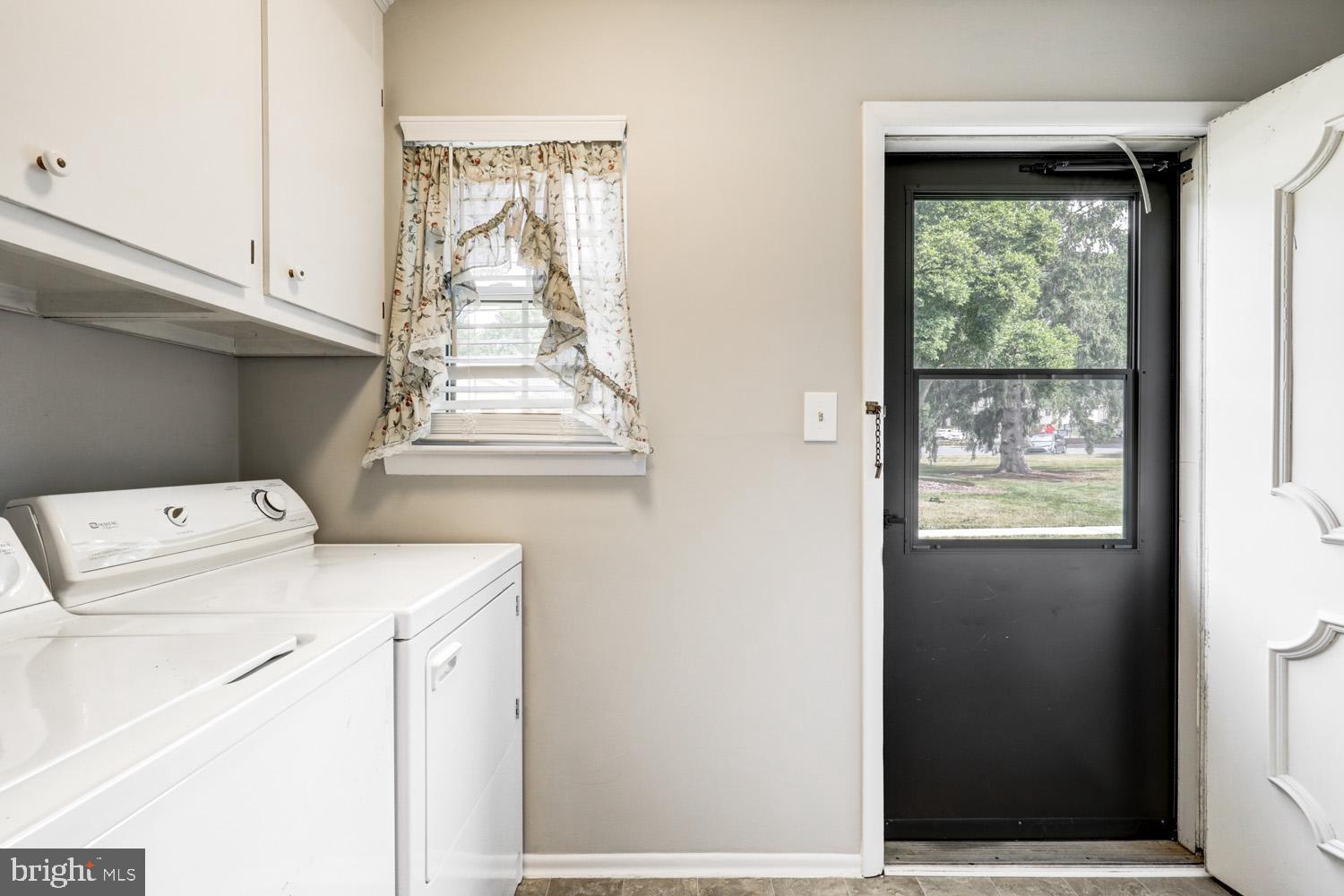 425 Valleybrook Drive Lancaster, PA 17601 - Photo 5 of 50 a utility room with dryer and washer