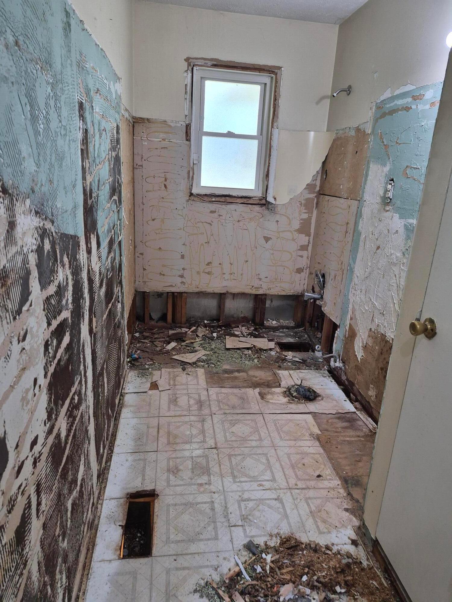 1870 Lonsdale Road Columbus, OH 43232 - Photo 11 of 12 Bathroom