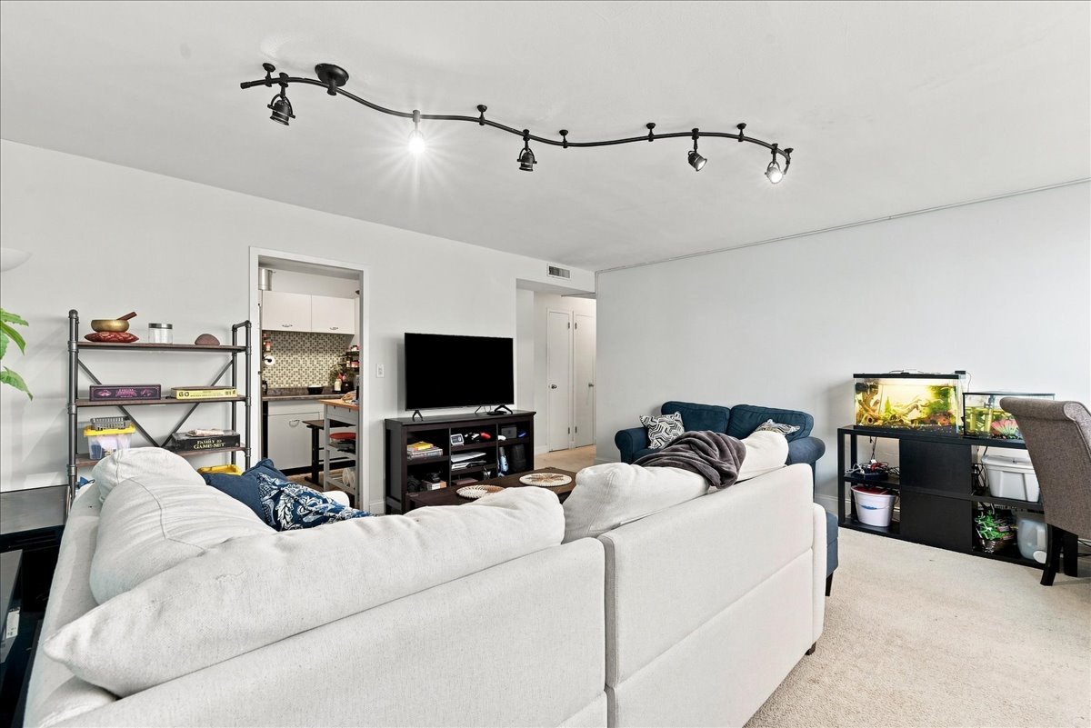 6301 North Sheridan Road, Unit 3D Chicago, IL 60660 - Photo 8 of 26 Gallery Image 8