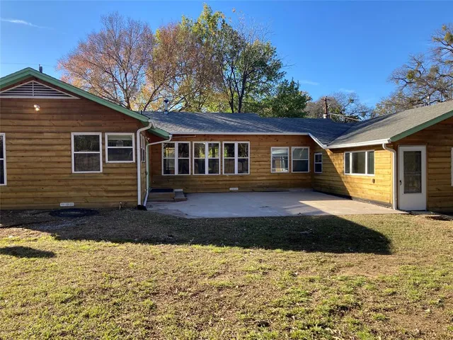 a view of back yard of the house
