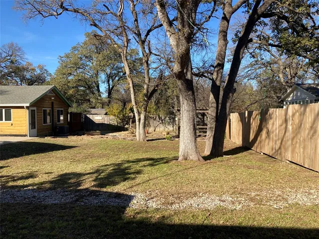 a view of a backyard