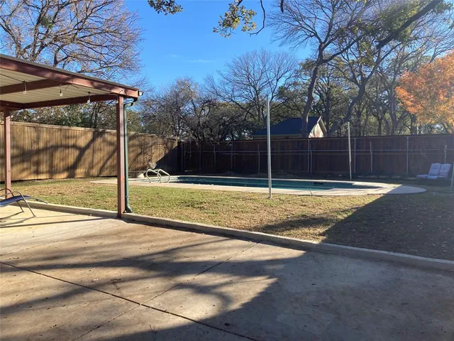 a view of a backyard