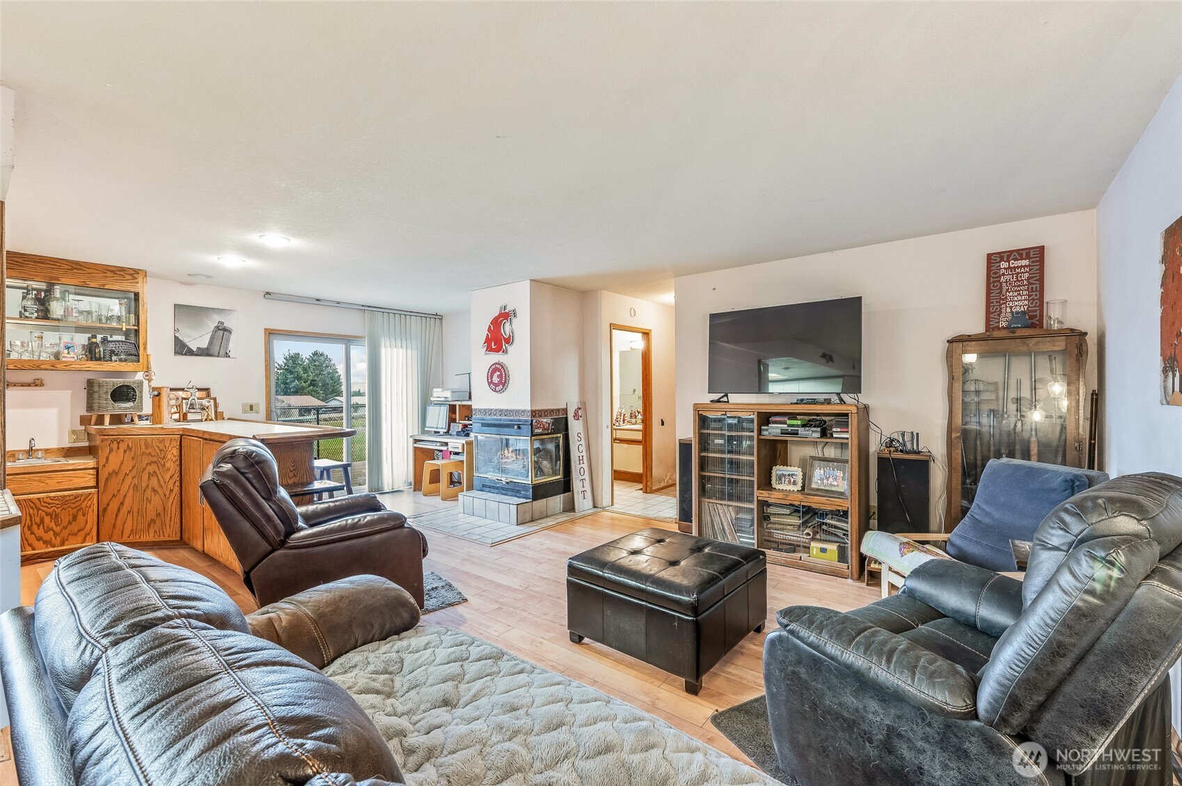 1919 B Fifth Street Wenatchee, WA 98801 - Photo 22 of 40 a living room with furniture and a flat screen tv