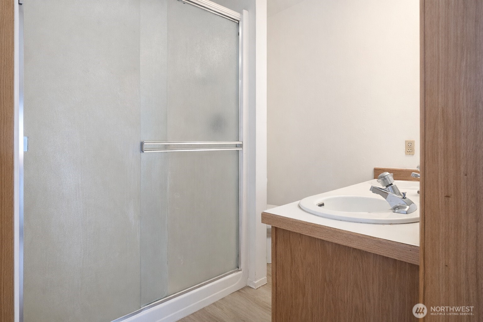 1919 B Fifth Street Wenatchee, WA 98801 - Photo 31 of 40 a bathroom with a sink and mirror