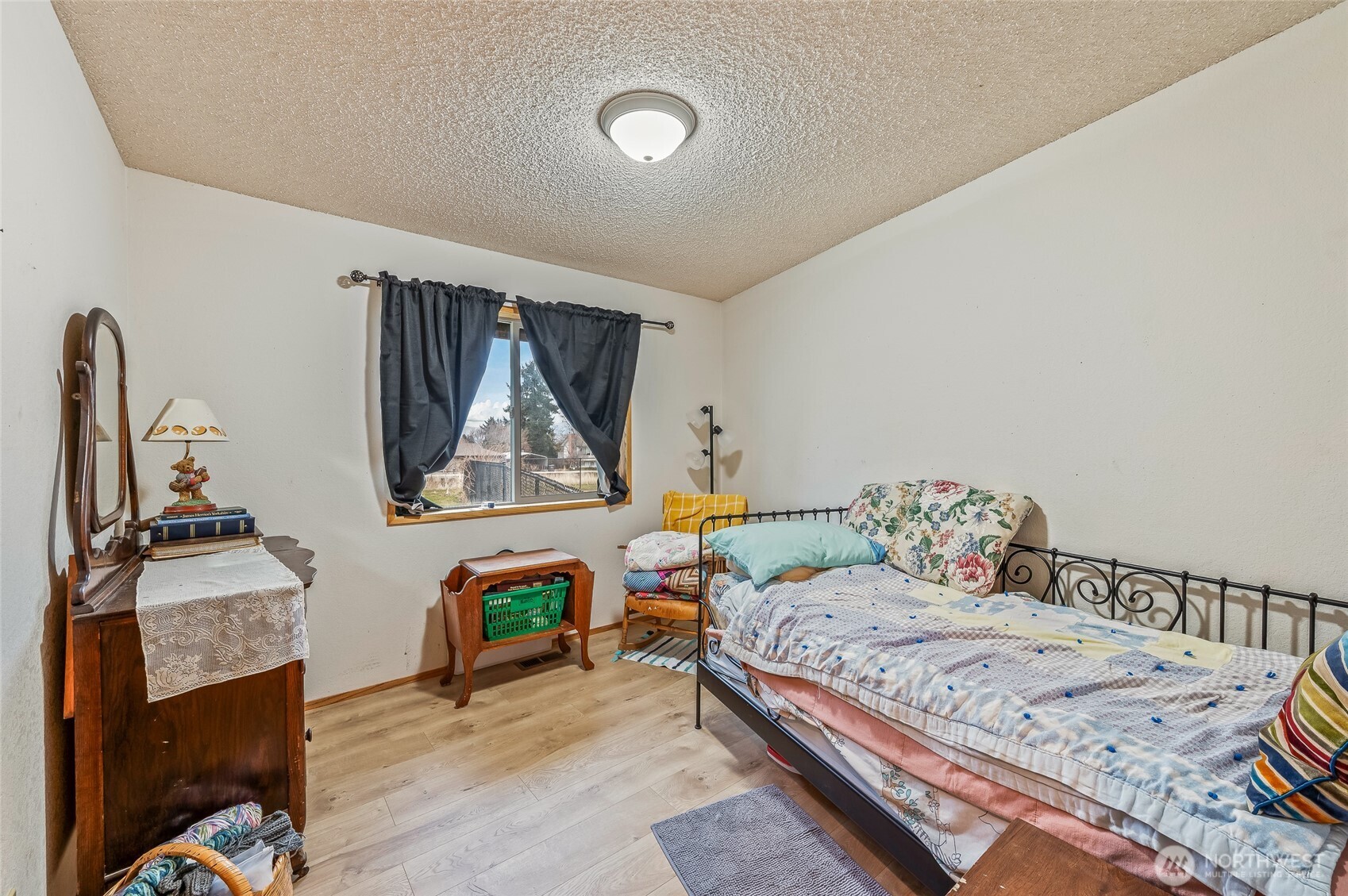 1919 B Fifth Street Wenatchee, WA 98801 - Photo 33 of 40 a bedroom with a bed and a dresser