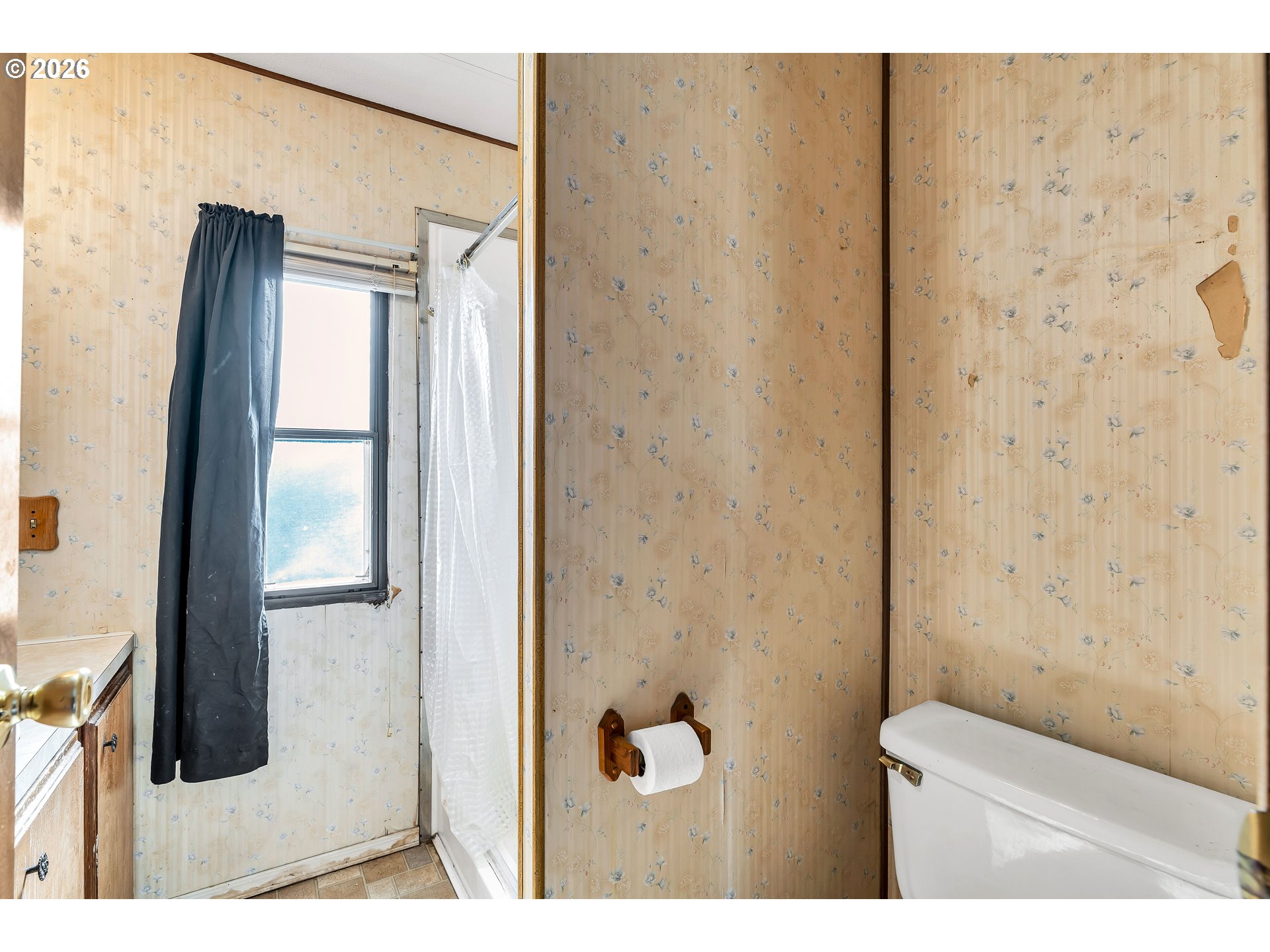 4783 Joyce Street, Unit 93 Keizer, OR 97303 - Photo 19 of 33 a bathroom with a shower and a toilet