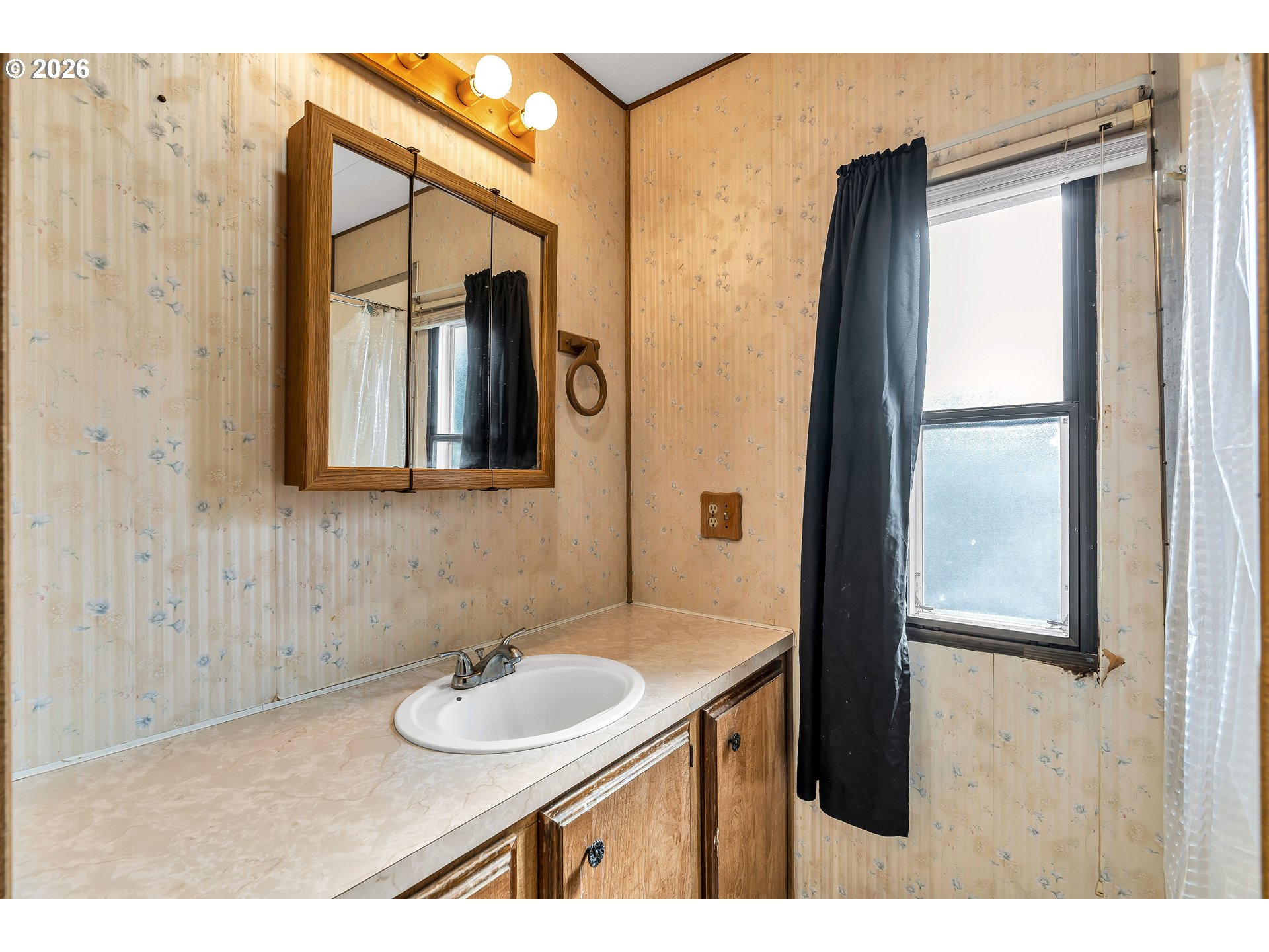 4783 Joyce Street, Unit 93 Keizer, OR 97303 - Photo 20 of 33 a bathroom with a sink and a mirror