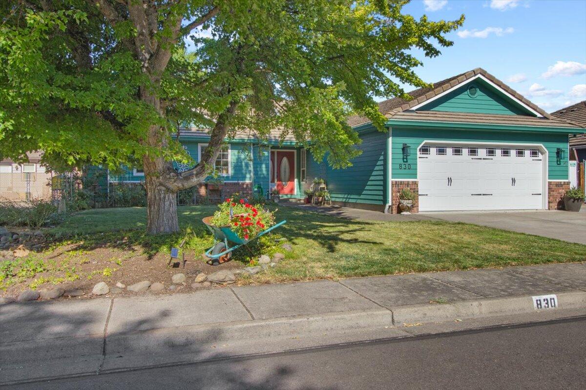 830 Amanda Way Central Point, OR 97502 - Photo 2 of 27 02-830 Amanda Way-2