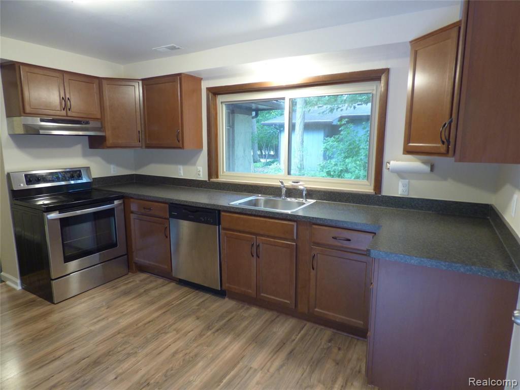 6120 Commerce Road West Bloomfield, MI 48324 - Photo 7 of 28