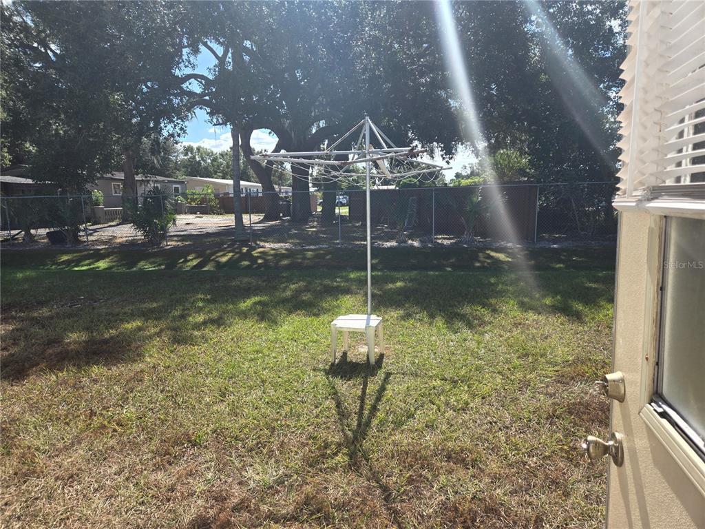 1710 7th Street Southwest, Unit 59 Ruskin, FL 33570 - Photo 19 of 31 a backyard of a house with table and chairs