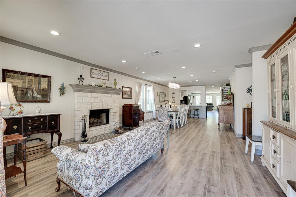 521 Bakers Branch Road Waxahachie, TX 75167 - Photo 5 of 37 Living room