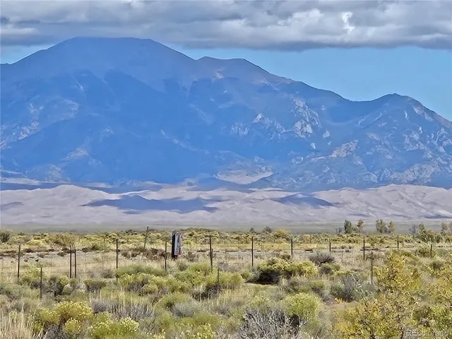 a view of a yard with an empty space
