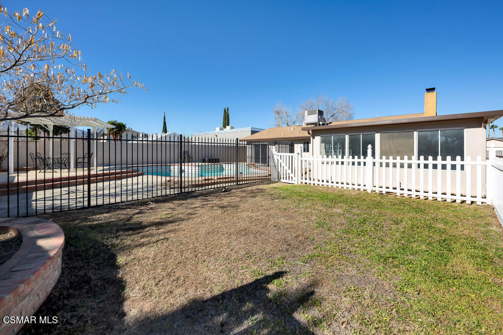 39202 Willowvale Road Palmdale, CA 93551 - Photo 26 of 36 a view of a house with wooden fence