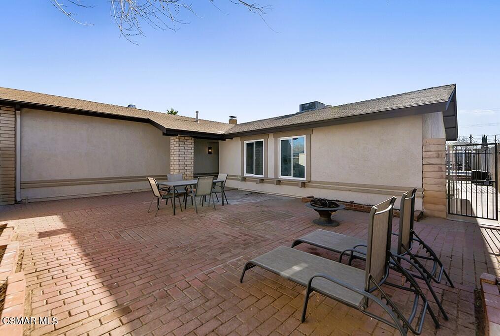 39202 Willowvale Road Palmdale, CA 93551 - Photo 29 of 36 a backyard of a house with table and chairs