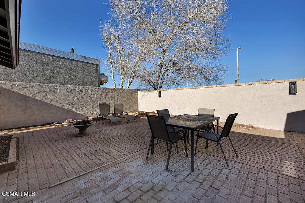 39202 Willowvale Road Palmdale, CA 93551 - Photo 30 of 36 a backyard of a house with table and chairs
