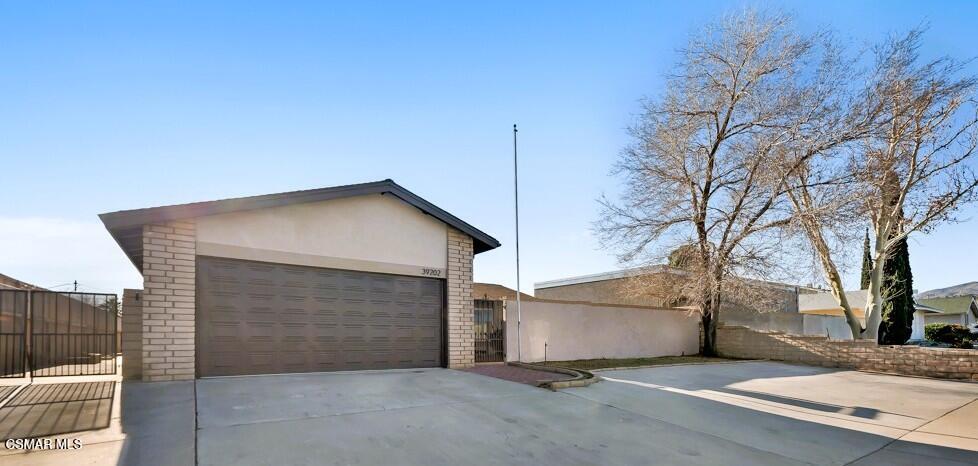 39202 Willowvale Road Palmdale, CA 93551 - Photo 6 of 36 a view of a garage